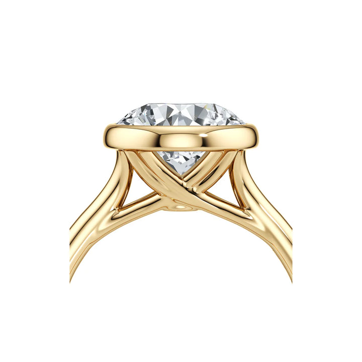 Lune Solitaire Engagement Ring – Round Cut – Bezel-Set High-Polish Band