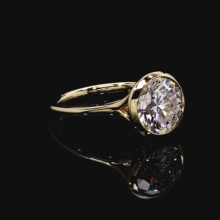 Lune Solitaire Engagement Ring – Round Cut – Bezel-Set High-Polish Band